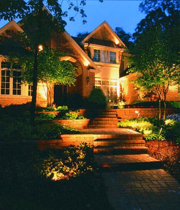 Các bậc lên xuống cũng cần được thắp sáng nếu bạn muốn đi dạo buổi tối ngoài vườn.