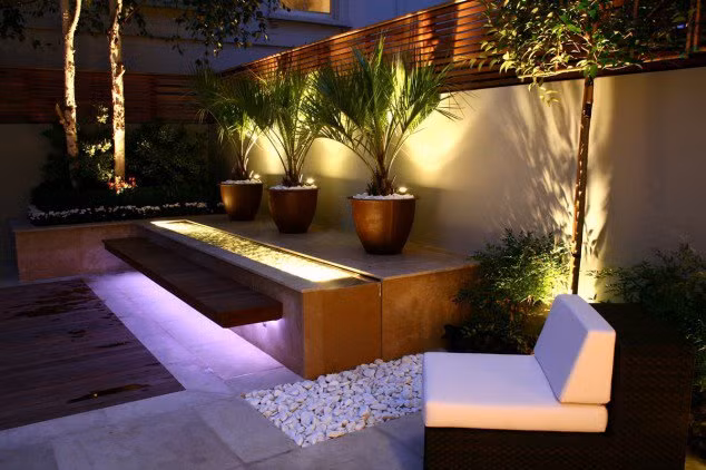 Bạn cũng có thể chiếu ánh sáng từ dưới lên.