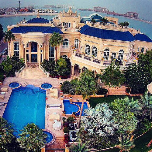 Trong tương lai, cậu ấm này sẽ người thừa kế gia tài khổng lồ từ người cha giàu có của mình.