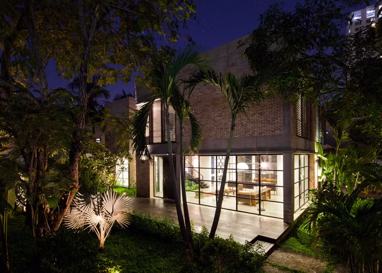 Ở tầng trệt, phòng khách, phòng ăn và nhà bếp được kết hợp trong một không gian mở hoàn toàn với vườn cây và bể bơi.