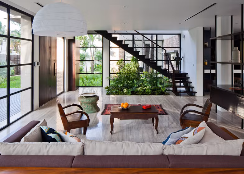 Cầu thang ở tầng trệt được cải tạo, biến thành một vật dụng trang trí đẹp mắt.