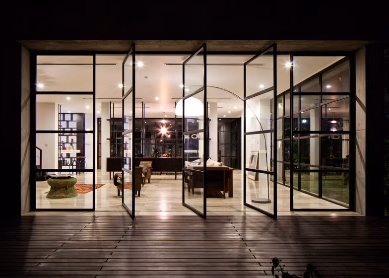 Hồ bơi và sàn gỗ là một phần mở rộng của không gian nội thất. Những cánh cửa mở hướng thẳng ra hồ bơi.