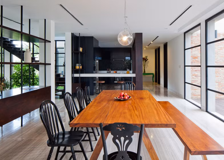 Bàn ăn cũng có view nhìn thoáng đãng ra bên ngoài.