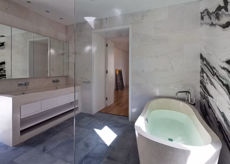 Ngôi nhà vốn có 4 phòng ngủ nhưng đã được cải tạo lại còn ba phòng để nhường chỗ cho một phòng ngủ và phòng tắm chính sang trọng và đẳng cấp.