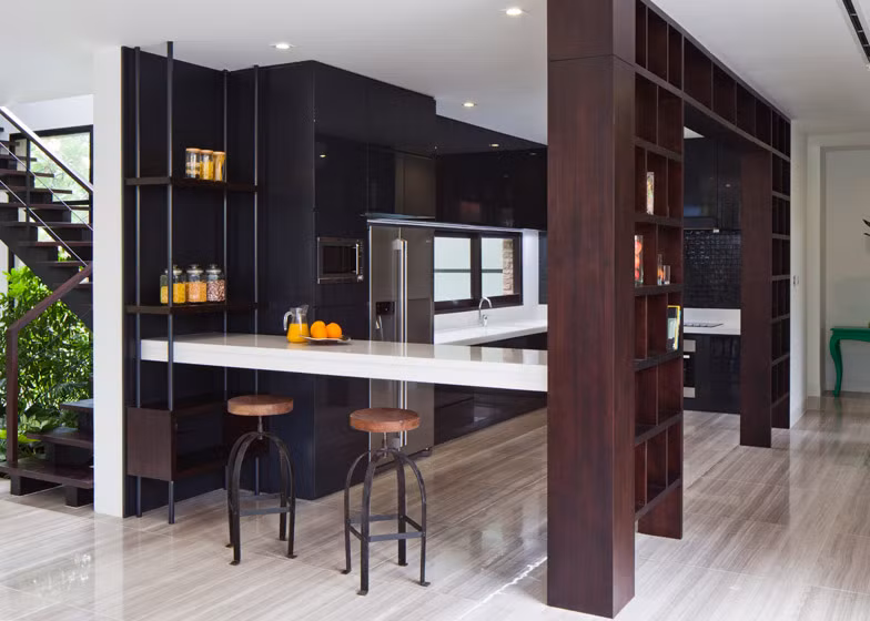 Không gian bếp khá hiện đại với bàn uống nước ở ngay bên cạnh cửa vào.