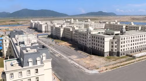 Sau khi hoàn thành, Formosa Hà Tĩnh dự kiến là một trong những khu liên hợp gang thép lớn nhất Đông Nam Á. Ảnh: Công trình ký túc xá nhân viên có thể bố trí cho 7.500 người ở và nhà ăn phục vụ mỗi bữa 5.000 người, đã hoàn thành, đưa vào sử dụng.