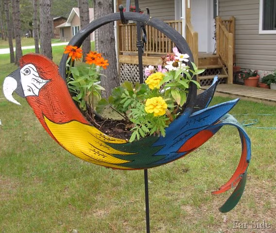 Hoa mỹ hơn, bạn có thể cắt tỉa hình dáng độc đáo cho những chiếc "chậu trồng hoa" từ lốp xe. 