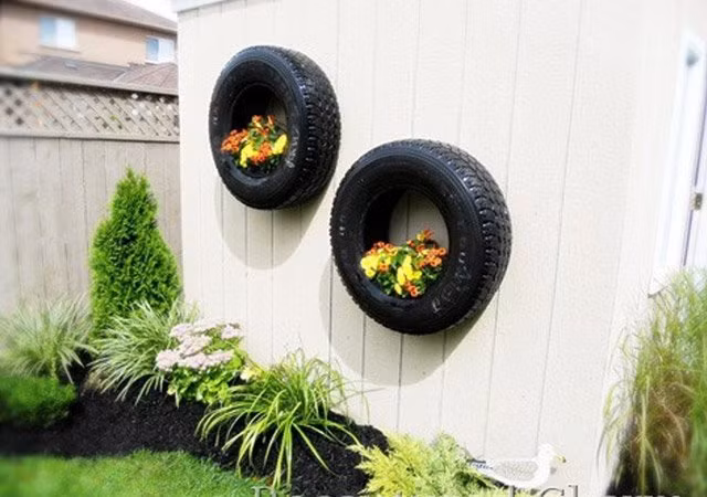 Chỉ với một vài ý tưởng sáng tạo, bạn có thể biến những chiếc lốp xe đơn điệu thành "giỏ trồng hoa treo tường". 
