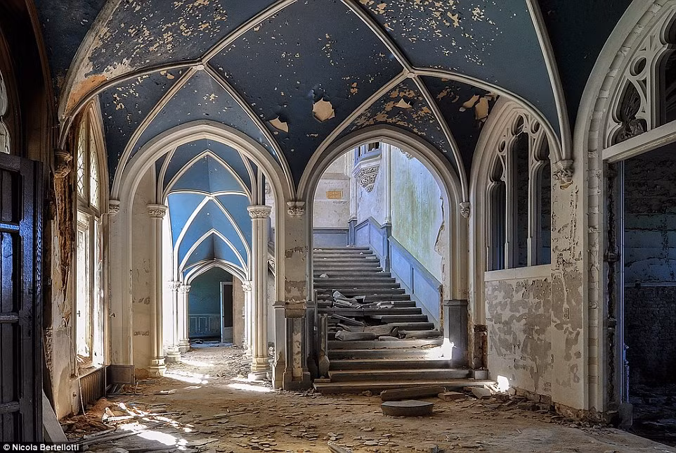 Những màu sơn tường đang dần bị hủy hoại trong một lâu đài bỏ hoang ở Ba Lan.