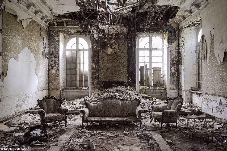 Những đồ nội thất xa hoa trở thành đống đổ nát tan hoang sau khi chủ nhân của ngôi nhà bỏ đi.