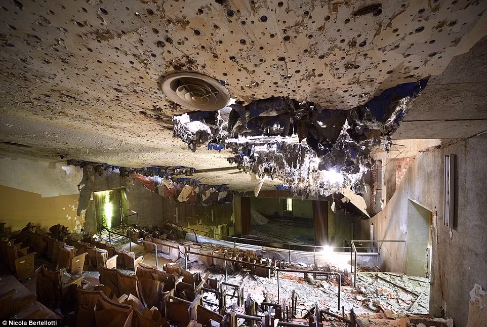 Bộ ảnh ghi lại những đống đổ nát tiêu điều ở mọi nơi nhiếp ảnh gia này đi qua. Bức ảnh trên ghi lại khung cảnh tiêu điều ở một rạp chiếu phim từng tấp nập người xem nhưng giờ chỉ còn là một đống đổ nát.