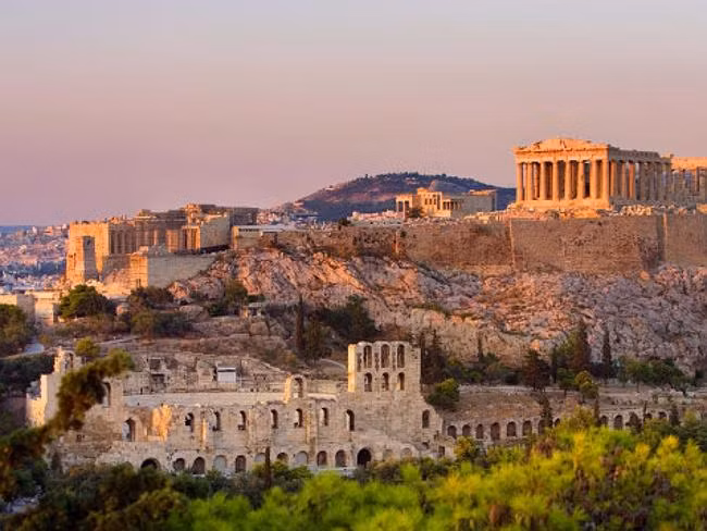 4. Nghỉ ngơi tại thành phố Athens, Hy Lạp chỉ mất 169 USD/đêm. Con số khá rẻ cho điểm đến cổ nhất thế giới cũng như ngắm bầu trời xanh ngắt và hoàng hôn chiều về.