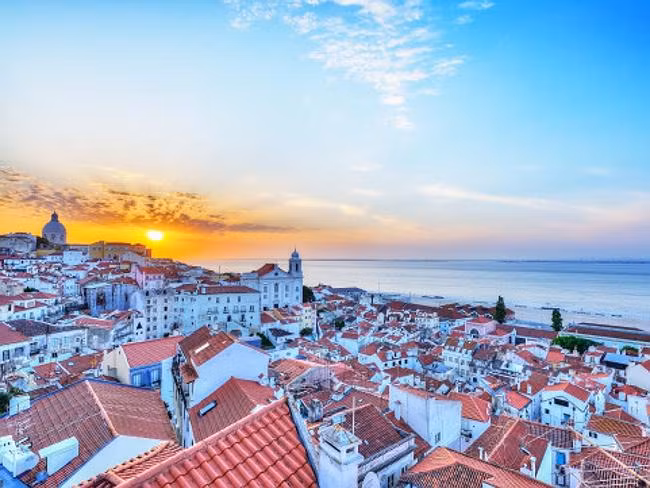 5. Chi phí ở trong một đêm tại thủ đô Lisbon của Bồ Đào Nha là 183 USD. Du khách đến đây sẽ bất ngờ vì những kiến trúc công phu của thành phố như Mosteiro dos Seronimos, đi bộ qua những đường phố đẹp như tranh vẽ của Alfama, hoặc xem một trận đấu bò ở Campo Pequeno Bullring.