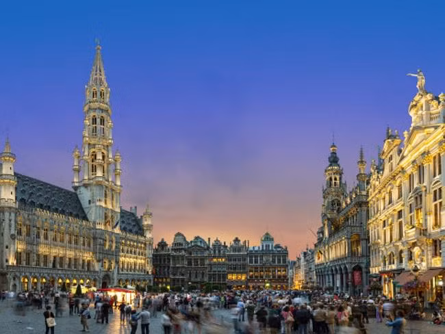 7. Đến thành phố Brussels, du khách có thể thưởng thức bia của người Bỉ, đi thăm Cung điện Hoàng gia Bỉ được xây dựng từ thế kỷ 18 hay ngọn tháp Atomium. Giá phòng trung bình của một khách sạn 5 sao chỉ khoảng 198 USD/đêm.