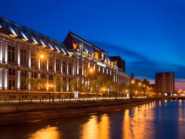 3. Giá khách sạn 5 sao mức trung bình ở Bucharest, Romania là 159 USD/đêm.