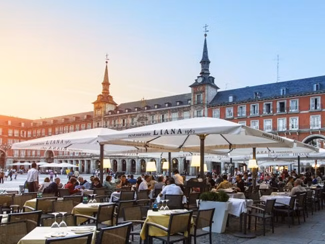 10. Giá trung bình cho khách sạn 5 sao ở thành phố Madrid, Tây Ban Nha là 250 USD/đêm. Đến đây du khách có thể ngồi ngắm quảng trường Plaza Mayor và thưởng thức cà phê nóng, hoặc đi picnic ở công viên lớn nhất thủ đô Casa de Campo.