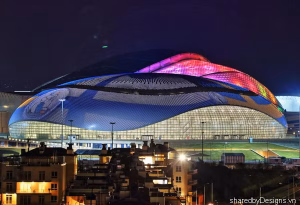 Sân vận động Fisht về đêm trở thành một biểu tượng nghệ thuật quan trọng, thay đổi cảnh quan của Sochi.