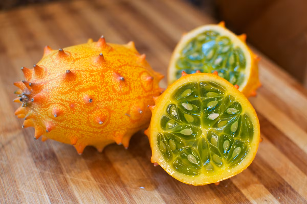 Dưa Kiwano có thể ăn được nhưng thường được sử dụng làm đồ trang trí trên bàn ăn hơn là làm thực phẩm.