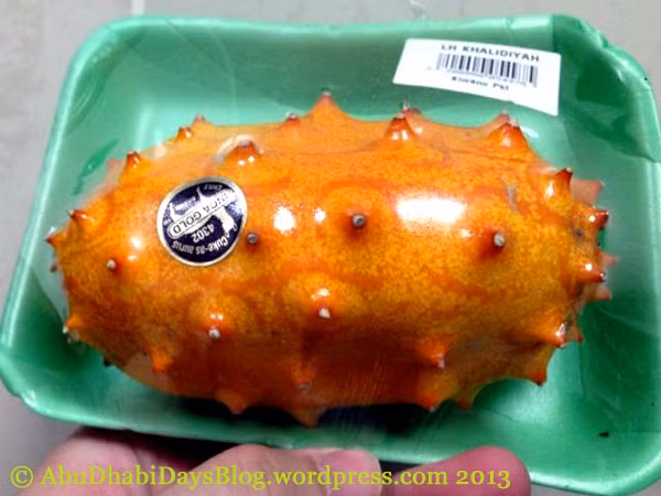 Khi chín, bề ngoài Kiwano có màu vàng và mọc nhiều sừng lởm chởm, ruột bên trong có màu xanh với vị chát.