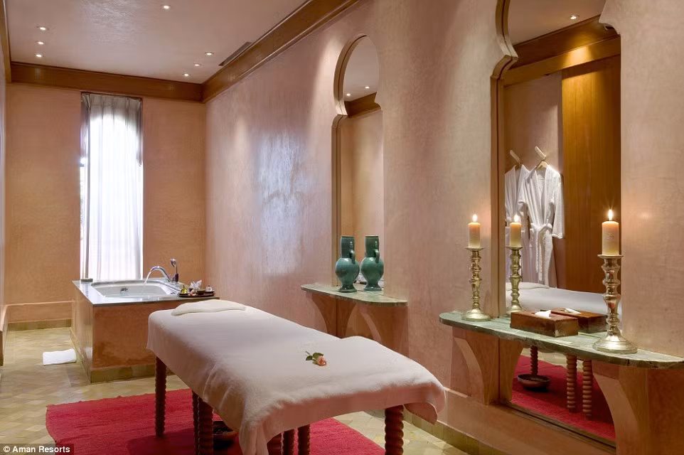 Trước đó vào tháng 7/2004, vợ chồng David Beckham cũng hâm nóng tình yêu bằng việc tổ chức cưới lại sau 5 năm chung sống tại một khu nghỉ mát ở Ma-rốc.