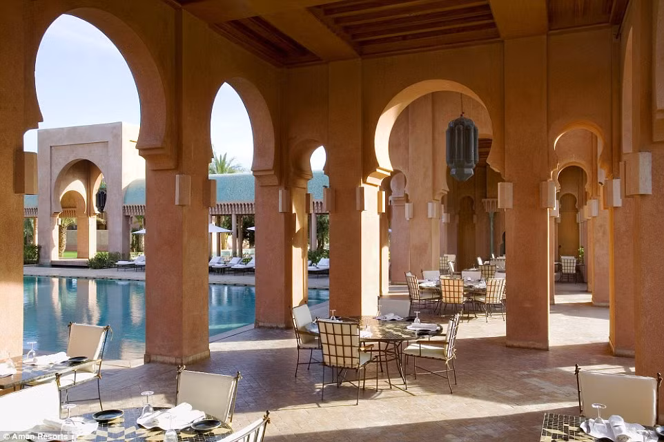 Các du khách cao cấp có thể chọn dùng tiệc ngoài trời với các món ăn Địa Trung Hải hoặc món ăn truyền thống của Ma-rốc.