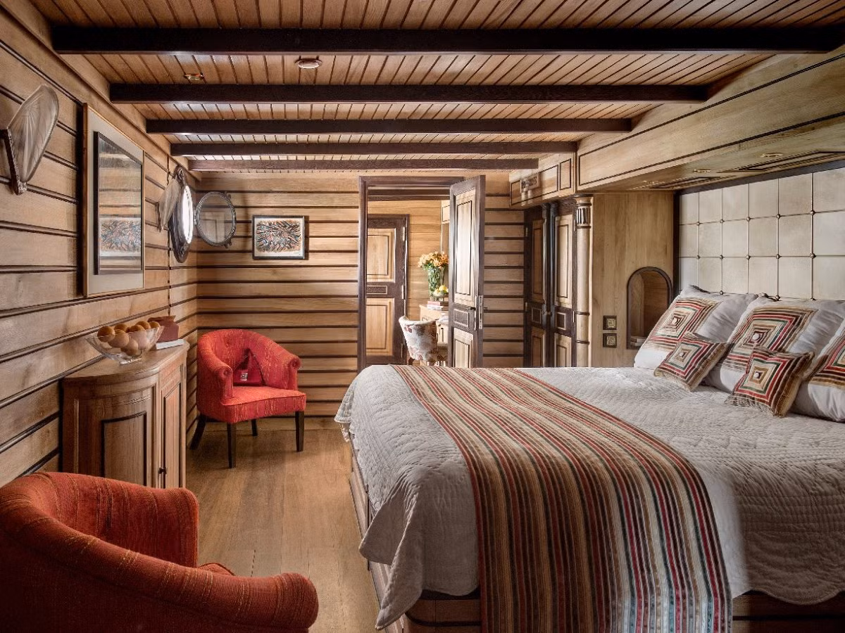 La Sultana có bảy cabin, một phòng ăn, phòng khách, phòng tắm hơi, hồ bơi, hai hành lang ngoài trời lớn và bãi đỗ trực thăng.