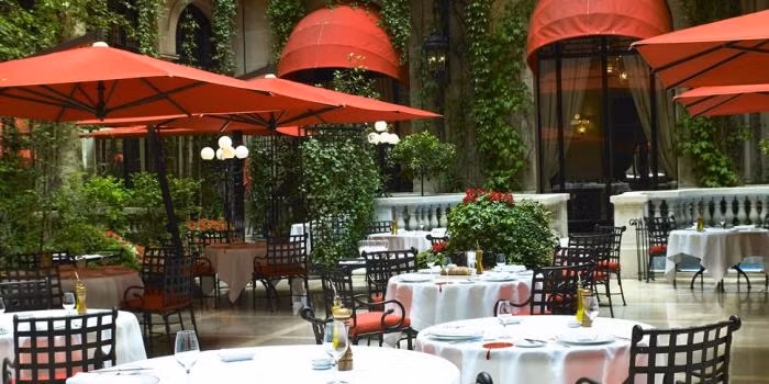 Du khách có thể thưởng thức đồ uống trong không gian thơ mộng này.