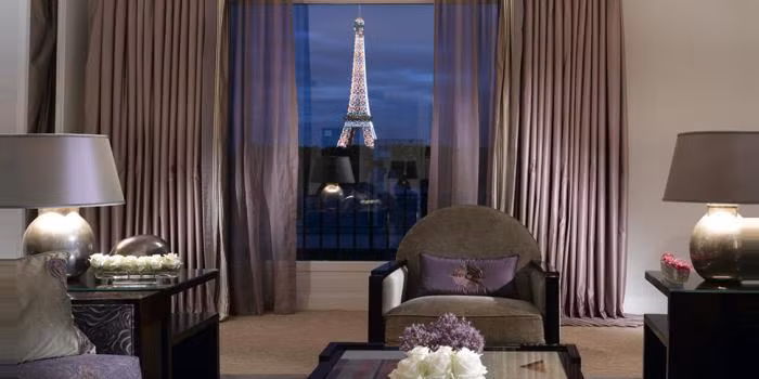 Điểm nổi bật nhất khi đến với khách sạn Le Plaza Athenee là nếu ở phòng đặc biệt du khách có thể nhìn thấy khung cảnh Paris với sông Seine và tháp Eiffel tráng lệ.