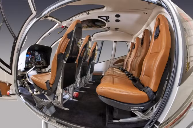 Nội thất bên trong cabin với sàn cabin hoàn toàn phẳng. Ghế ngồi được thiết kế bằng vật liệu mới có khả năng hấp thụ va chạm, tăng cường khả năng chịu tải và sự thăng bằng cho hành khách.