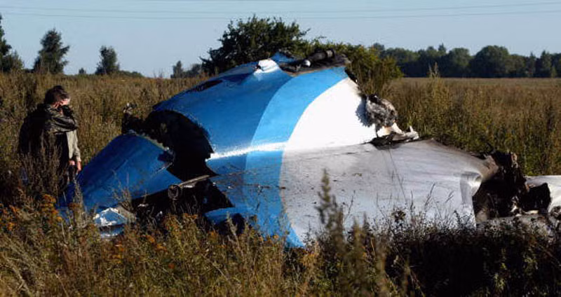 Trước đó, năm 2004, hai chiếc máy bay chở khách của Nga cùng xuất phát từ sân bay Domodedovo cũng bị ném bom và rơi cách nhau chỉ vài phút. Vụ việc khiến toàn bộ 89 hành khách và phi hành đoàn thiệt mạng.