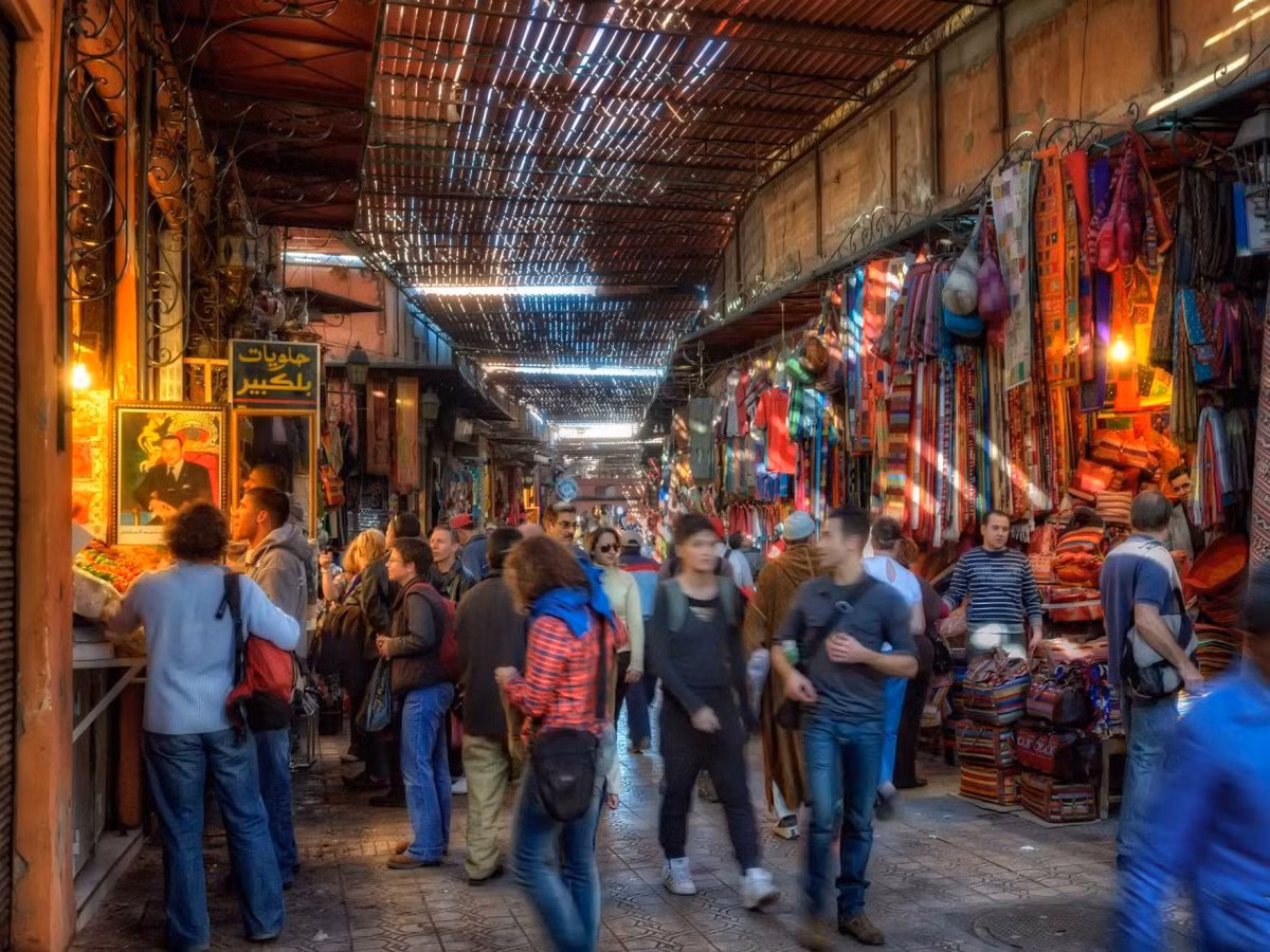 Đây là nơi mà du khách có thể mua sắm mọi thứ từ quần áo, đồ dệt may cho tới các loại gia vị, thực phẩm hấp dẫn.