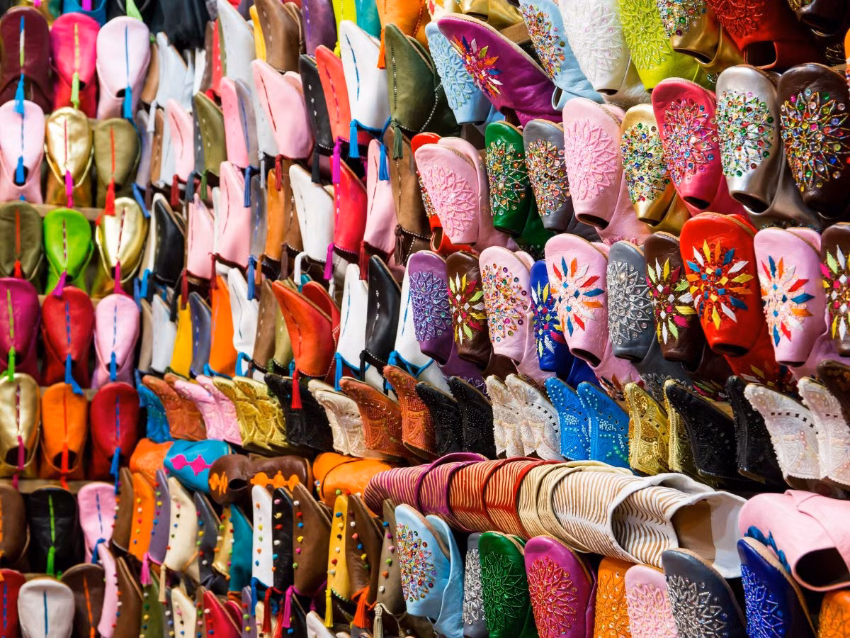 Giày dép cũng được trưng bày như những tác phẩm nghệ thuật.