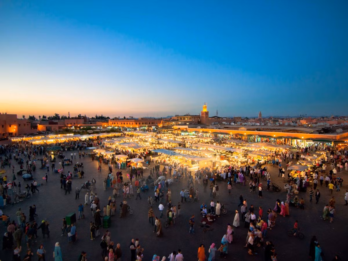 Theo bình chọn của độc giả TripAdvisor, Marrakech (Maroc) là địa danh đứng đầu danh sách 10 điểm đến hấp dẫn du khách nhất năm 2015. Marrakesh nổi tiếng với khu chợ trời lâu đời Souk mà bạn sẽ không thể bỏ qua khi đến thăm.