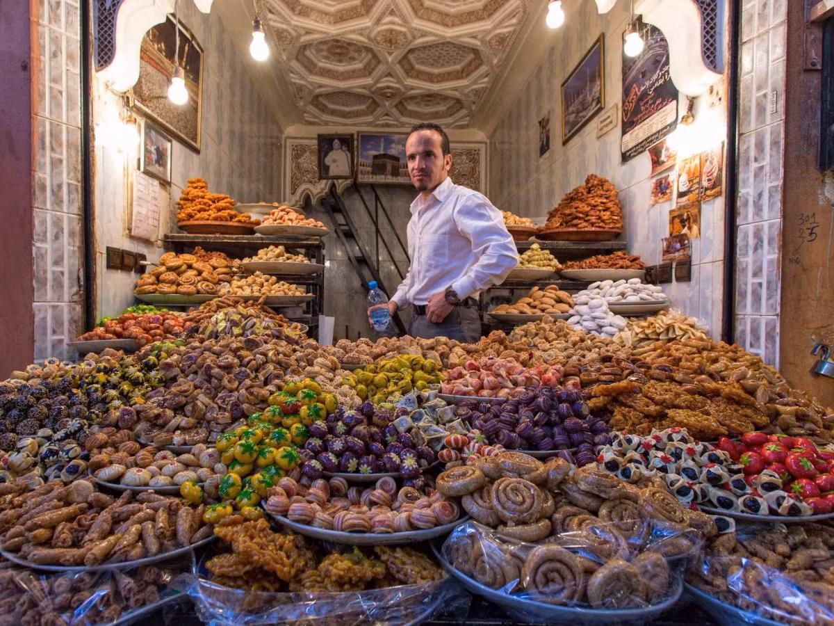 Bạn cũng chớ nên bỏ qua những cửa hàng kẹo bánh đầy màu sắc ngọt ngào.