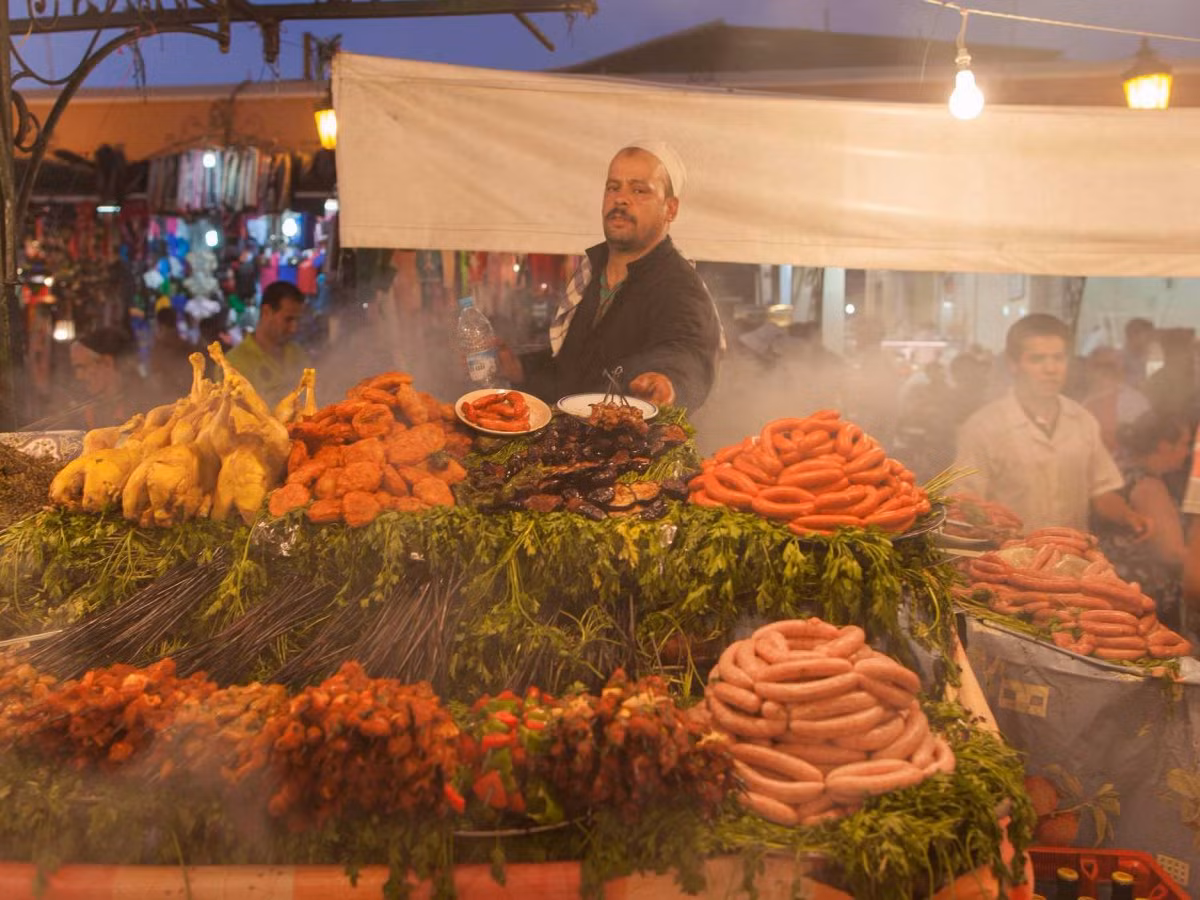 Hay món thịt xiên nướng, gà luộc và xúc xích.