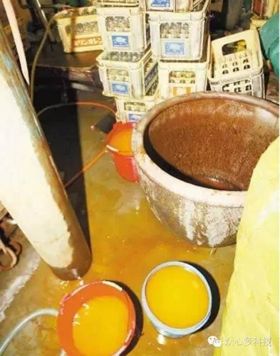 Cơ sở sản xuất nước uống giả mạo của nhóm người này đã hoạt động từ khá lâu nhưng gần đây, vụ việc mới bị phanh phui. Trong hình là những chậu nước cam được pha chế dưới nền đất bẩn thỉu và mất vệ sinh.