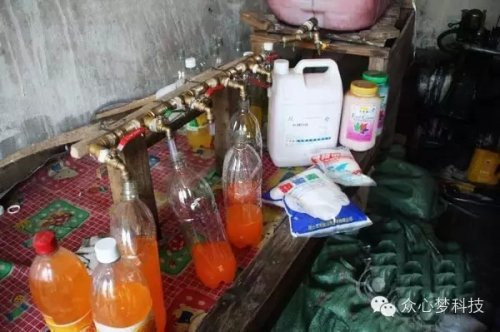 Những chai nước cam kém chất lượng được pha chế và đóng chai tại cơ sở bí mật này.