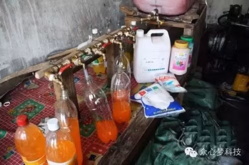 Những chai nước cam kém chất lượng được pha chế và đóng chai tại cơ sở bí mật này.