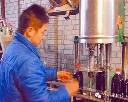 Một nhân viên đang đóng chai nước ngọt giả.