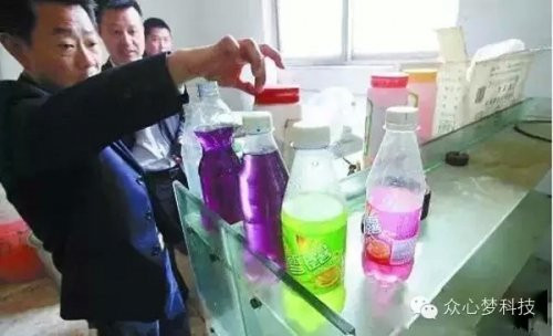 Những chai nước ngọt được làm giả mạo khá tinh vì bằng cách trộn phẩm màu phụ gia với một ít nước ngọt gốc và nước ngầm.