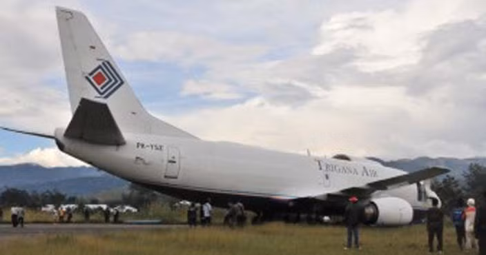 Chiếc Boeing 737-200 có sức chứa là 114 chỗ, chở nặng tối đa 12.954 kg.