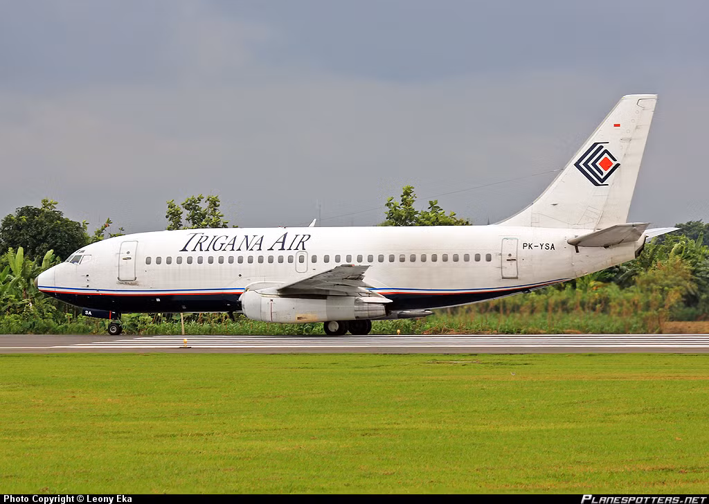 Chiếc 737-200 được nhiều hãng hàng không thế giới ưa chuộng và đã được sản xuất cho đến năm 1988. Khách hàng đầu tiên của 737-200 là hãng hàng không United Airlines. Chuyến bay khai trương của United Airlines đối với loại máy bay này được thực hiện vào ngày 28/4/1968.