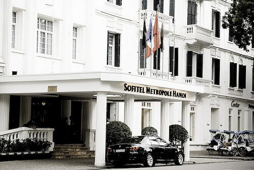 Cũng trong năm 2012, Quỹ VinaCapital Việt Nam Opportunity Fund (VOF) đã thuê Công ty tư vấn bất động sản Jones Lang LaSalle rao bán 50% cổ phần trong khách sạn Metropole Hà Nội với mức giá 58,7 triệu USD. Lúc đó, Khách sạn Metropole Hà Nội là khoản đầu tư lớn thứ hai của Vietnam Opportunity Fund. Quỹ này có giá trị vốn hóa khoảng 550 triệu USD.