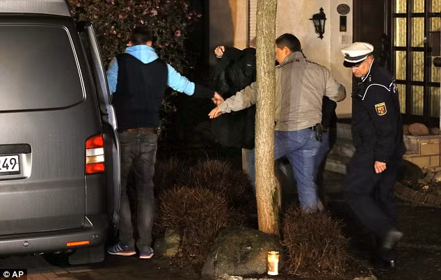 Các thám tử Đức đã thu thập bằng chứng tại căn hộ của cơ phó Andreas Lubitz tại thành phố Duesseldorf.