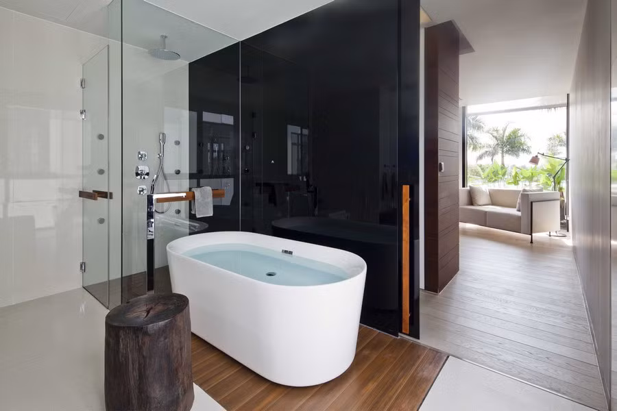 Nối liền với phòng ngủ là phòng tắm tiện nghi với gam màu trắng sáng.