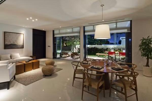 Tầng trệt của biệt thự gồm có garage để xe, một không gian sinh hoạt chung rộng lớn với tổ hợp phòng khách, phòng ăn cùng một nhà bếp với đầy đủ tiện nghi.