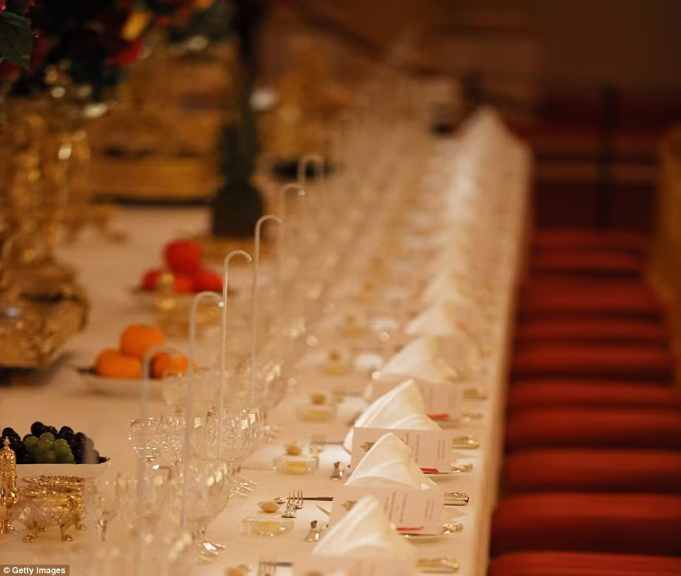 Có tới 6 chiếc cốc bằng pha lê dành cho mỗi thực khách gồm: cốc rượu vang đỏ, vang trắng, rượu vang đỏ Bồ Đào Nha, nước, vang khai vị và vang tráng miệng. 1.014 chính là số ly được sử dụng trong bữa tiệc đăng quang ngôi vị của Nữ hoàng vào năm 1953. Ngoài ra, bàn tiệc còn có tới 1.700 bộ dao kéo cho các vị khách.