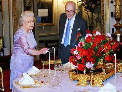 Bàn tiệc được thiết kế với màu đỏ của hoa hồng – đây là một truyền thống có từ thời vua George Đệ tứ. Hơn 100 chân nến bằng ngà voi được sử dụng trên bàn tiệc.