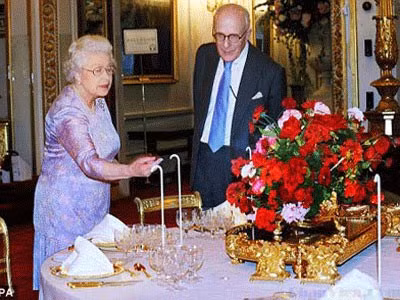 Bàn tiệc được thiết kế với màu đỏ của hoa hồng – đây là một truyền thống có từ thời vua George Đệ tứ. Hơn 100 chân nến bằng ngà voi được sử dụng trên bàn tiệc.