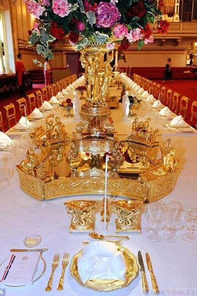 Phòng tiệc có chiếc ghế bằng vàng dành cho Nữ hoàng Anh và hoàng tử Philip dù cả hai đều không ngồi ở đây.